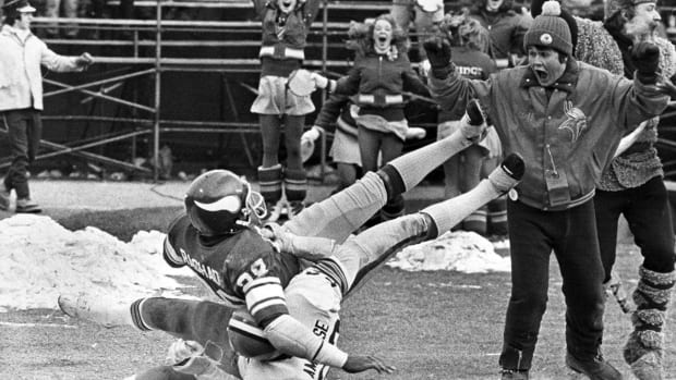 vikings-browns-1980-ahmad-rashad.jpg